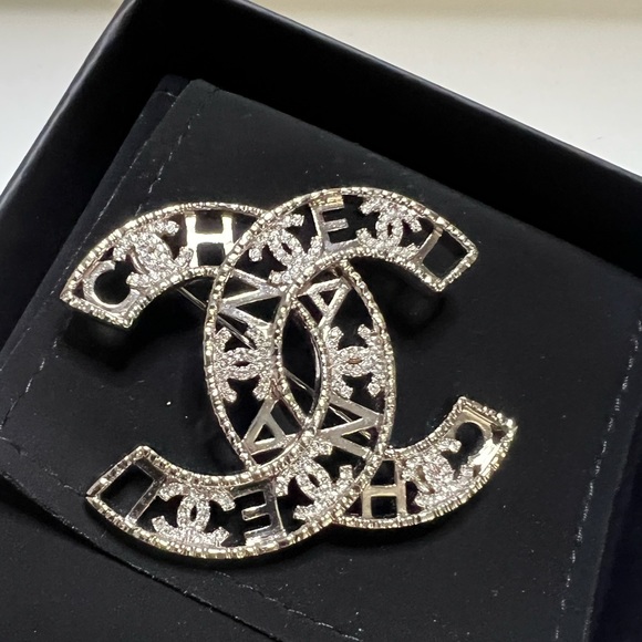 💥SOLD💥Chanel Brooch 2022 - Picture 1 of 2